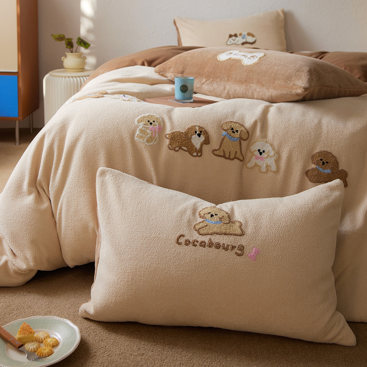 91家纺网 家纺一手货源 找家纺 安莱生活 2025新款暖呢绒毛巾绣四件套（萌趣家宠系）-风格1 站队小泰迪