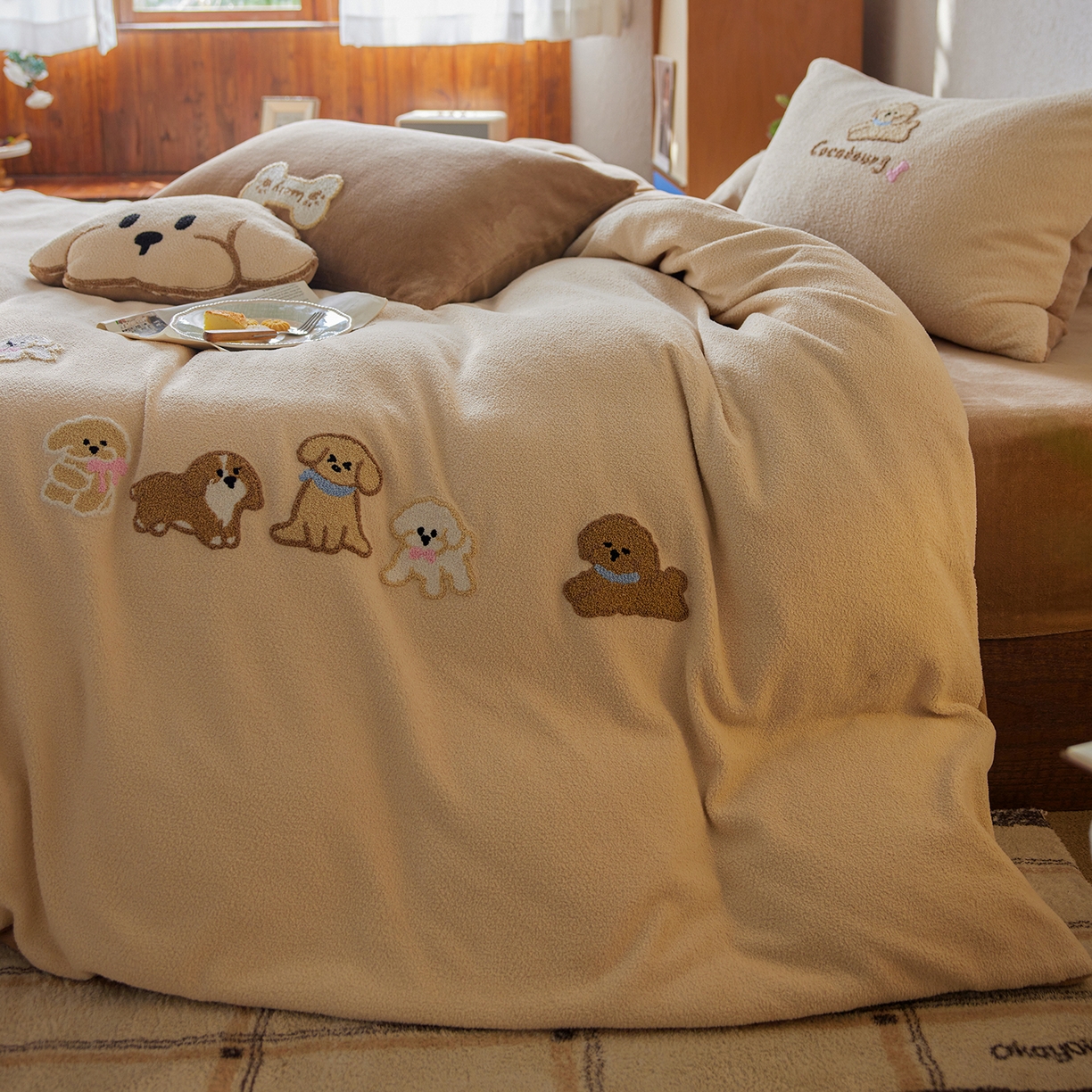 91家纺网 家纺一手货源 找家纺 安莱生活 2025新款暖呢绒毛巾绣四件套（萌趣家宠系）-风格1 站队小泰迪