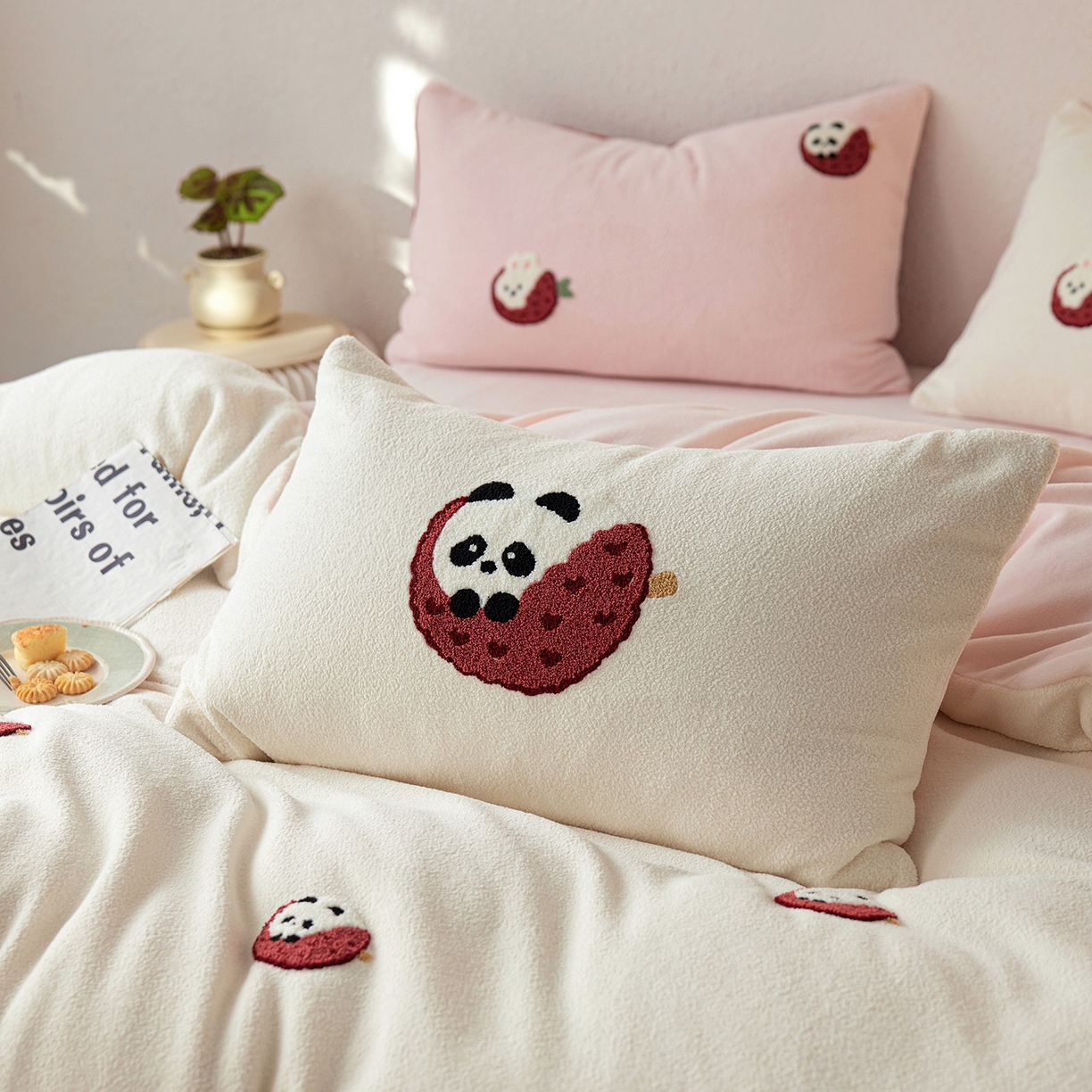 91家纺网 家纺一手货源 找家纺 安莱生活 2025新款暖呢绒毛巾绣四件套（萌趣家宠系）-风格1 荔枝熊猫-粉