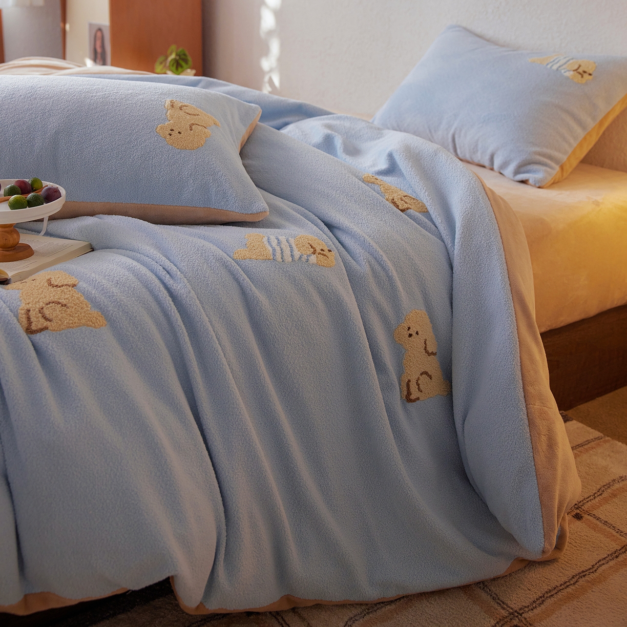 91家纺网 家纺一手货源 找家纺 安莱生活 2025新款暖呢绒毛巾绣四件套（萌趣家宠系）-风格1 海魂衫小狗-蓝咖