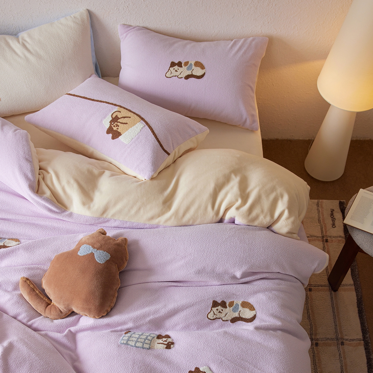 91家纺网 家纺一手货源 找家纺 安莱生活 2025新款暖呢绒毛巾绣四件套（萌趣家宠系）-风格1 躺平猫-淡紫