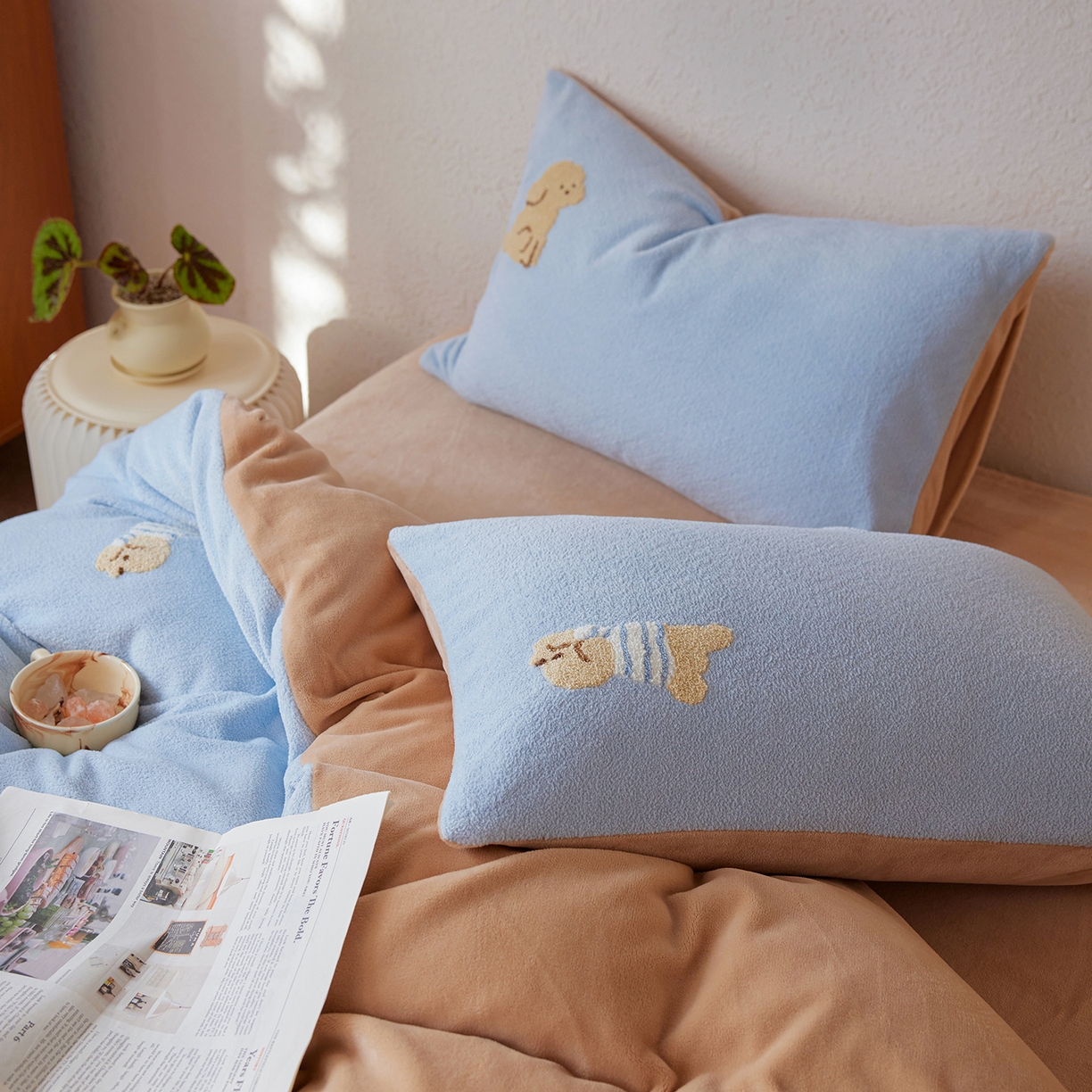 91家纺网 家纺一手货源 找家纺 安莱生活 2025新款暖呢绒毛巾绣四件套（萌趣家宠系）-风格1 海魂衫小狗-蓝咖