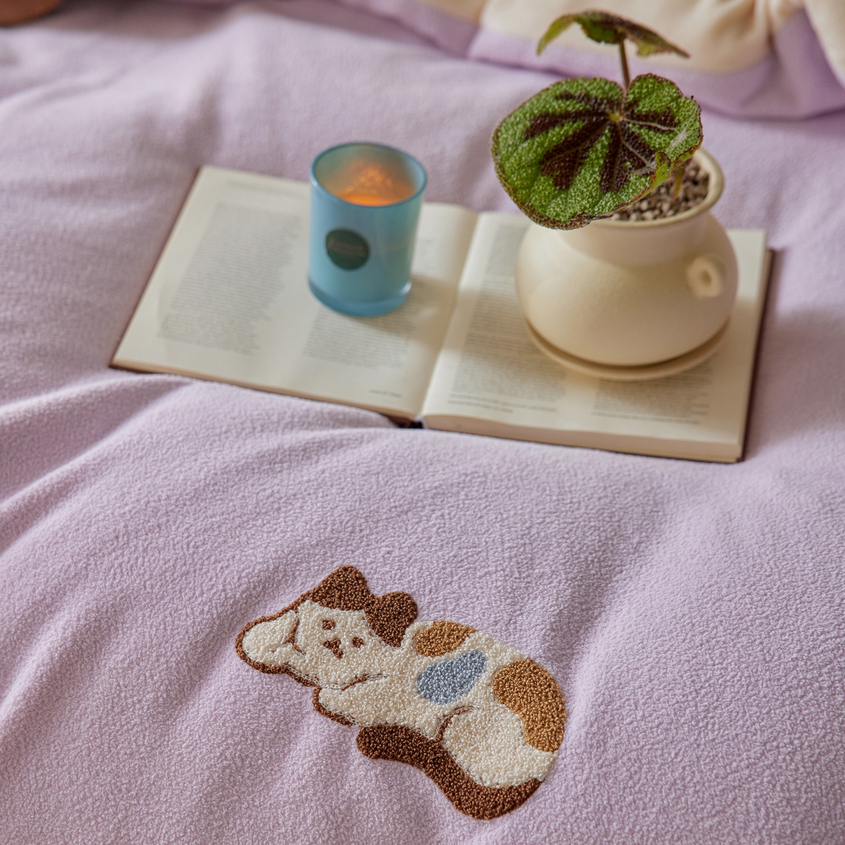 91家纺网 家纺一手货源 找家纺 安莱生活 2025新款暖呢绒毛巾绣四件套（萌趣家宠系）-风格1 躺平猫-淡紫