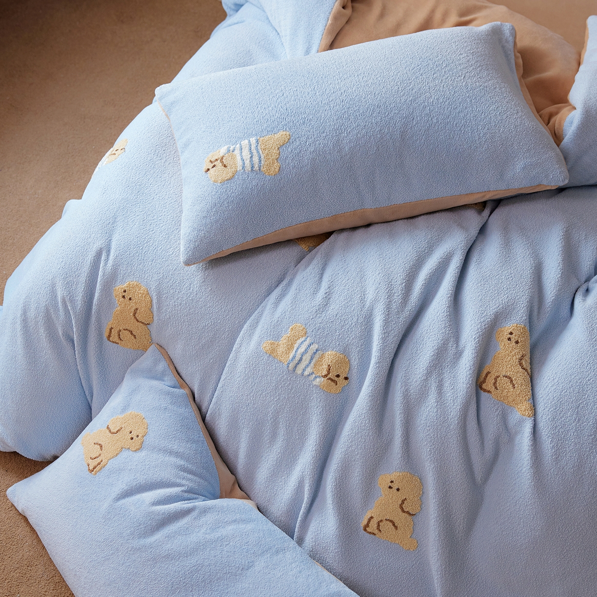 91家纺网 家纺一手货源 找家纺 安莱生活 2025新款暖呢绒毛巾绣四件套（萌趣家宠系）-风格1 海魂衫小狗-蓝咖