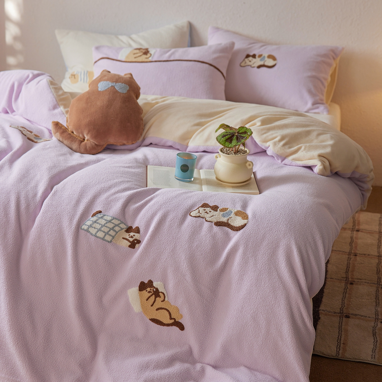 91家纺网 家纺一手货源 找家纺 安莱生活 2025新款暖呢绒毛巾绣四件套（萌趣家宠系）-风格1 躺平猫-淡紫