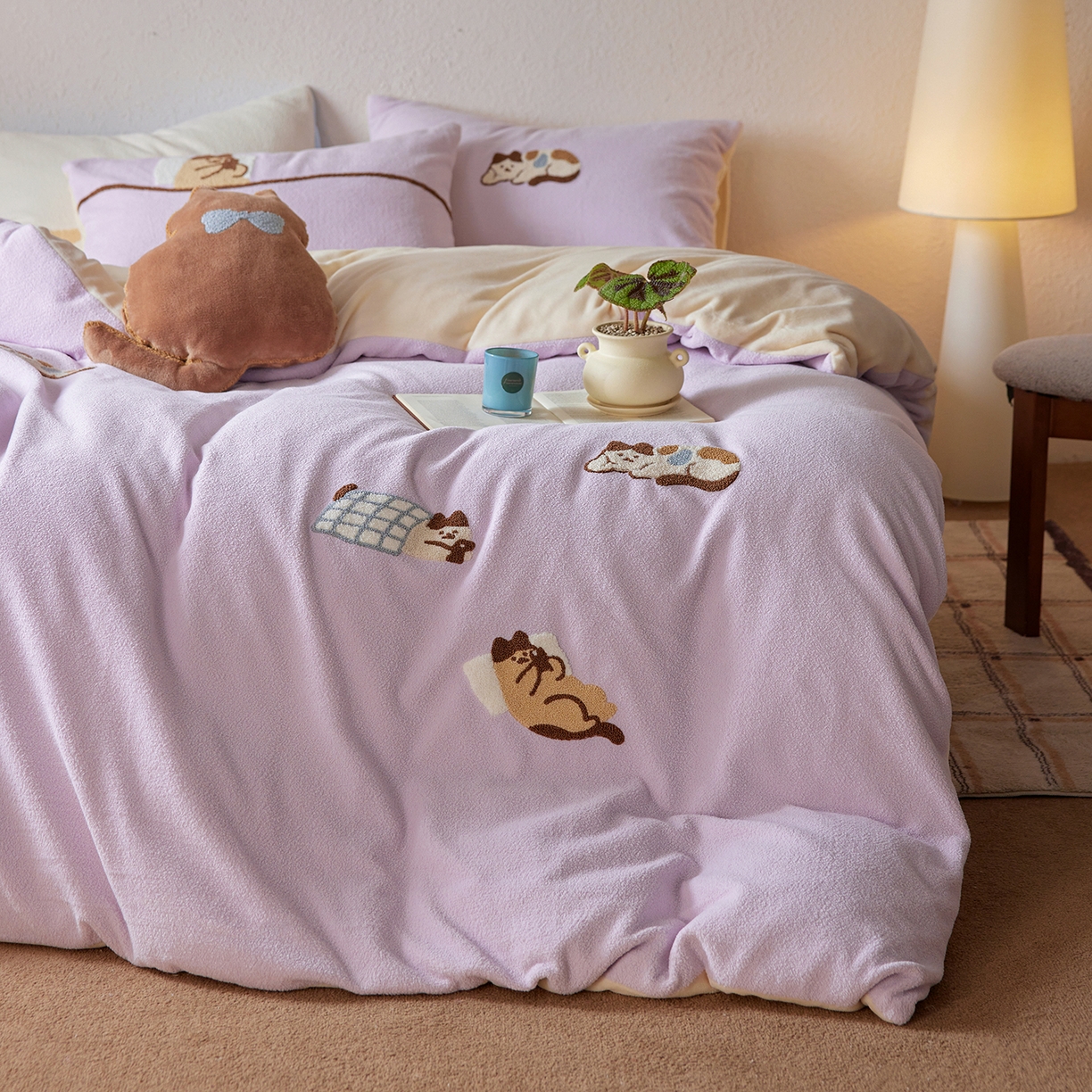 91家纺网 家纺一手货源 找家纺 安莱生活 2025新款暖呢绒毛巾绣四件套（萌趣家宠系）-风格1 躺平猫-淡紫