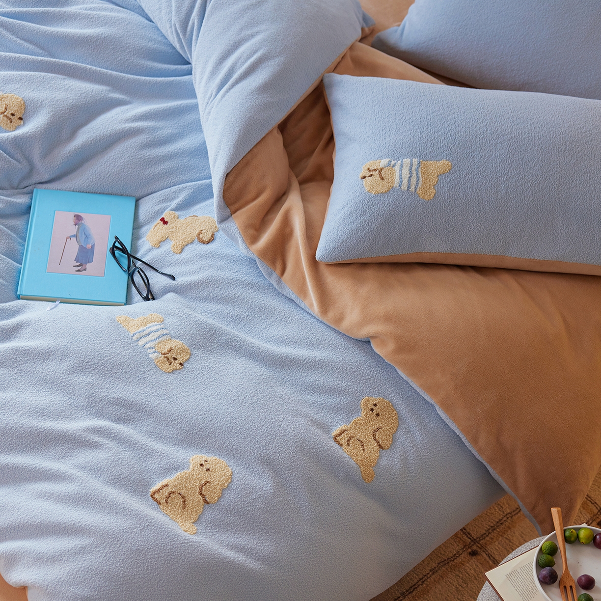 91家纺网 家纺一手货源 找家纺 安莱生活 2025新款暖呢绒毛巾绣四件套（萌趣家宠系）-风格1 海魂衫小狗-蓝咖