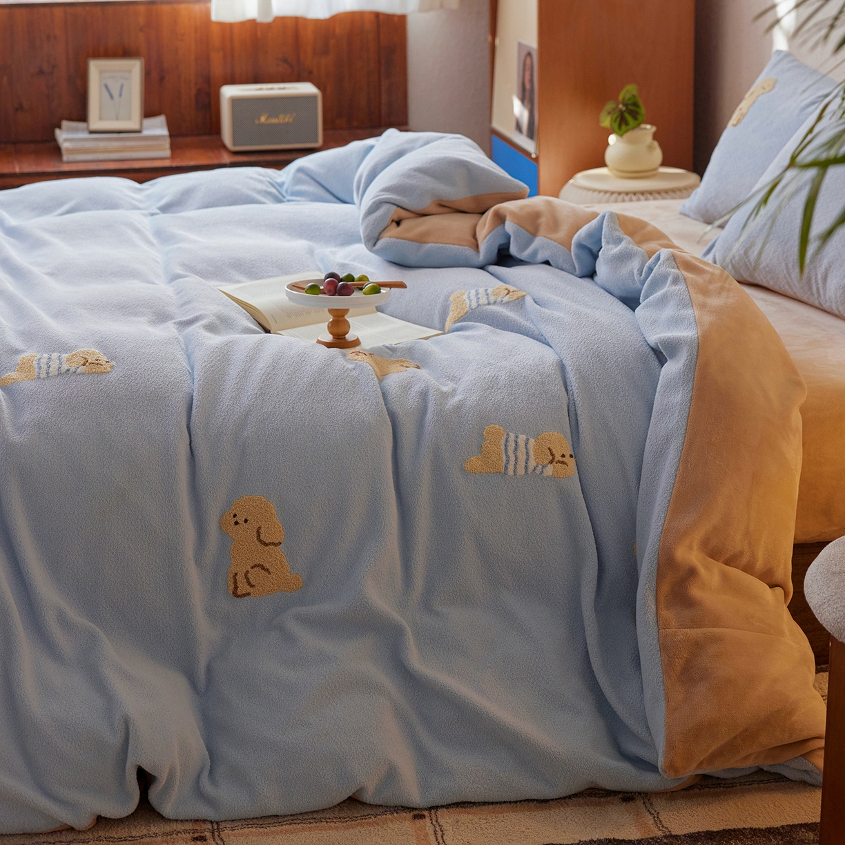 91家纺网 家纺一手货源 找家纺 安莱生活 2025新款暖呢绒毛巾绣四件套（萌趣家宠系）-风格1 海魂衫小狗-蓝咖