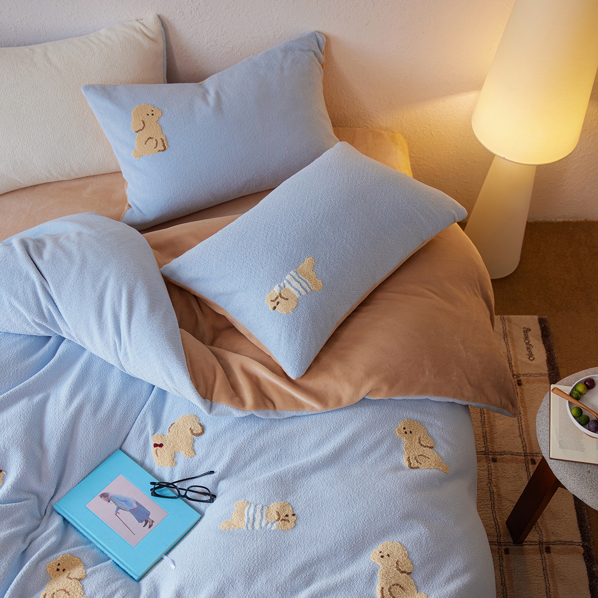 91家纺网 家纺一手货源 找家纺 安莱生活 2025新款暖呢绒毛巾绣四件套（萌趣家宠系）-风格1 海魂衫小狗-蓝咖