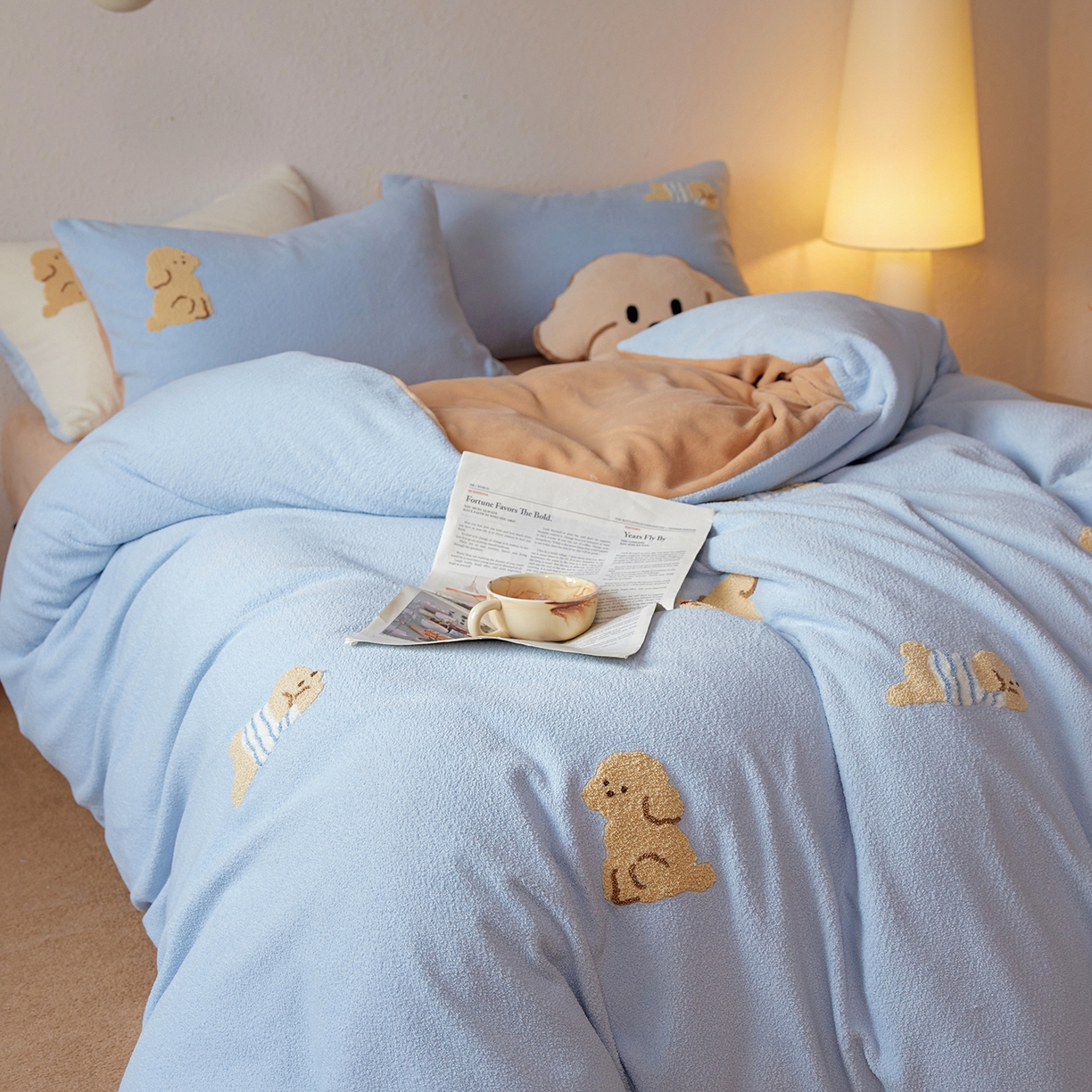 91家纺网 家纺一手货源 找家纺 安莱生活 2025新款暖呢绒毛巾绣四件套（萌趣家宠系）-风格1 海魂衫小狗-蓝咖