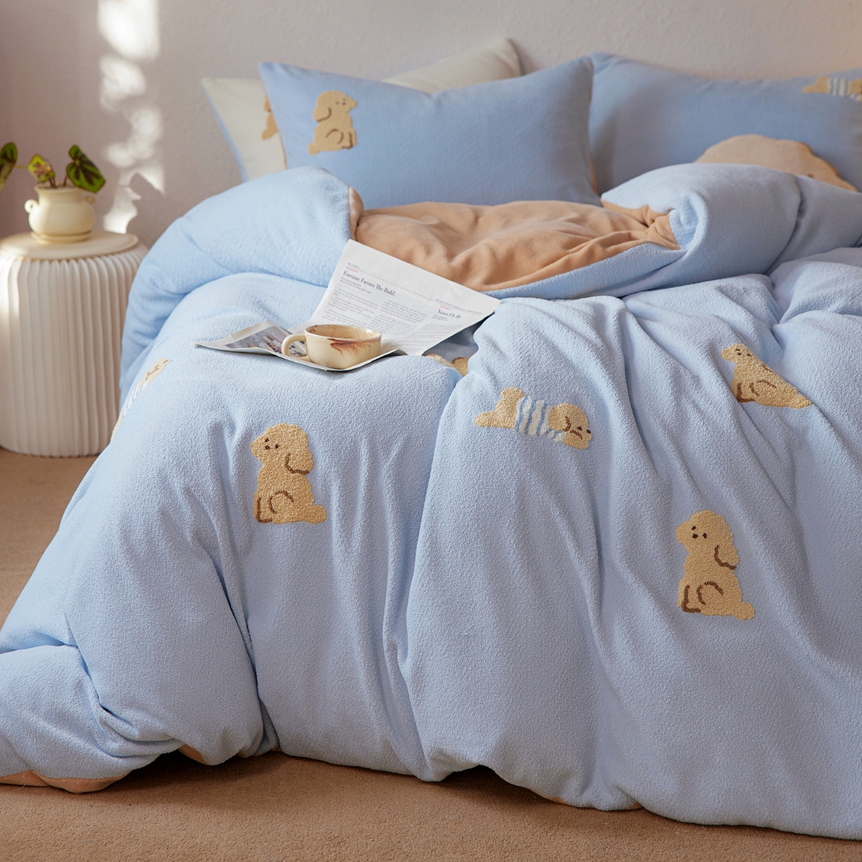 91家纺网 家纺一手货源 找家纺 安莱生活 2025新款暖呢绒毛巾绣四件套（萌趣家宠系）-风格1 海魂衫小狗-蓝咖