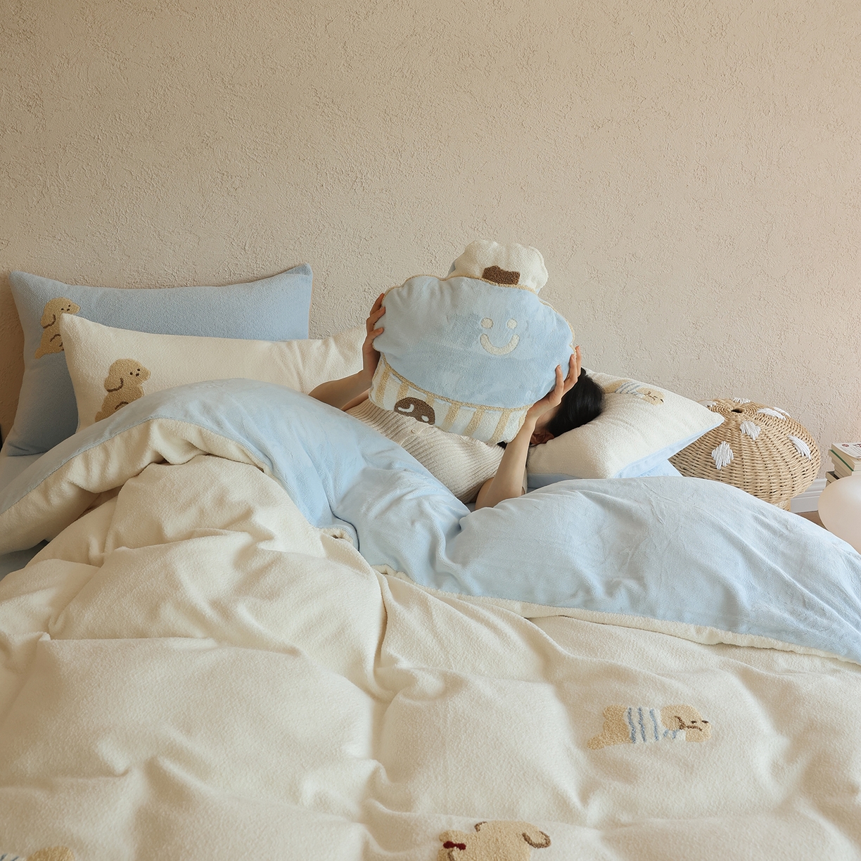 91家纺网 家纺一手货源 找家纺 安莱生活 2025新款暖呢绒毛巾绣四件套（萌趣家宠系）-风格2 海魂衫小狗-蓝白