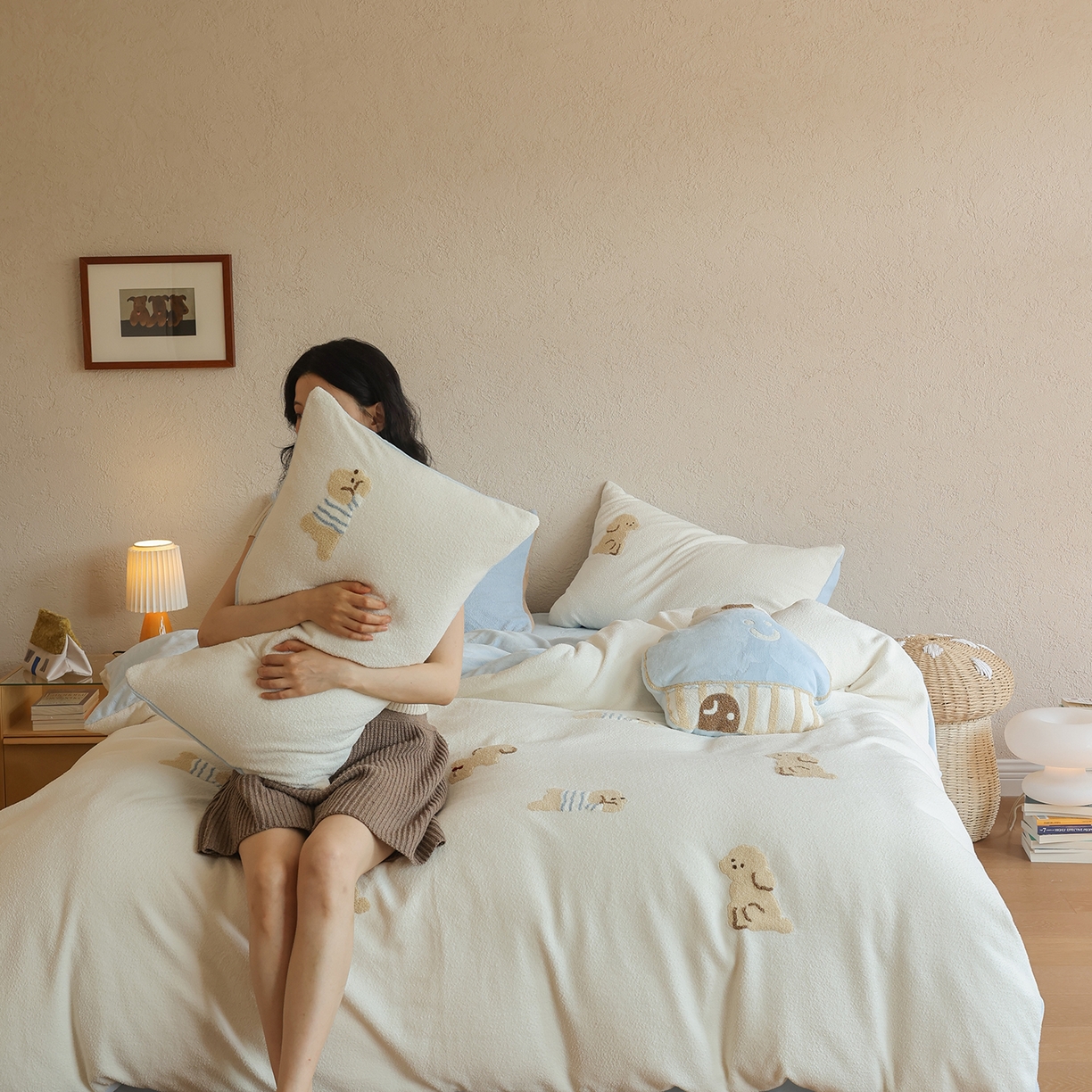 91家纺网 家纺一手货源 找家纺 安莱生活 2025新款暖呢绒毛巾绣四件套（萌趣家宠系）-风格2 海魂衫小狗-蓝白