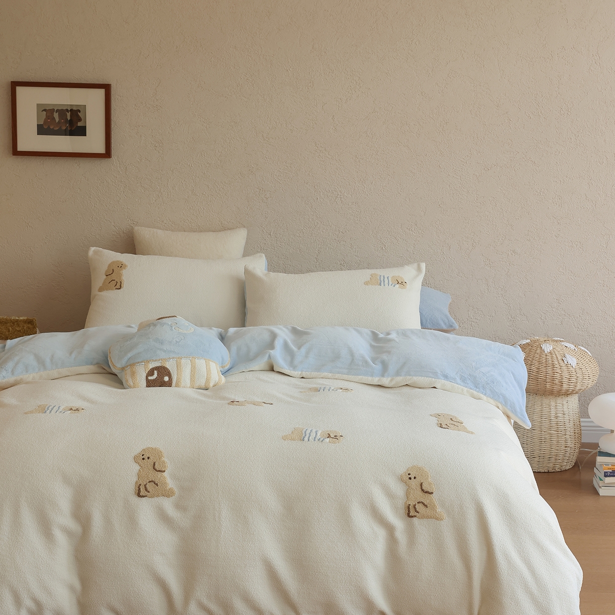 91家纺网 家纺一手货源 找家纺 安莱生活 2025新款暖呢绒毛巾绣四件套（萌趣家宠系）-风格2 海魂衫小狗-蓝白