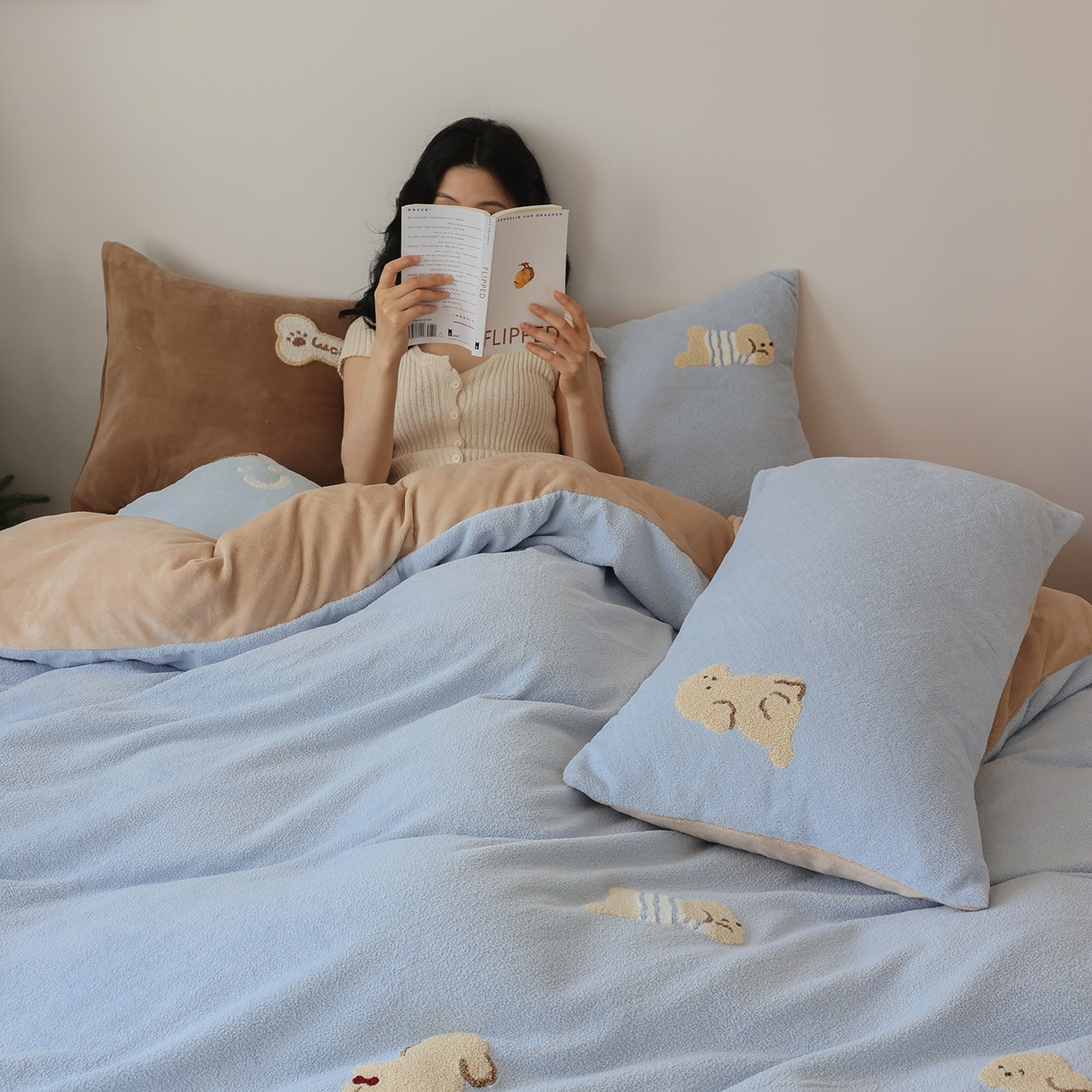 91家纺网 家纺一手货源 找家纺 安莱生活 2025新款暖呢绒毛巾绣四件套（萌趣家宠系）-风格2 海魂衫小狗-蓝咖