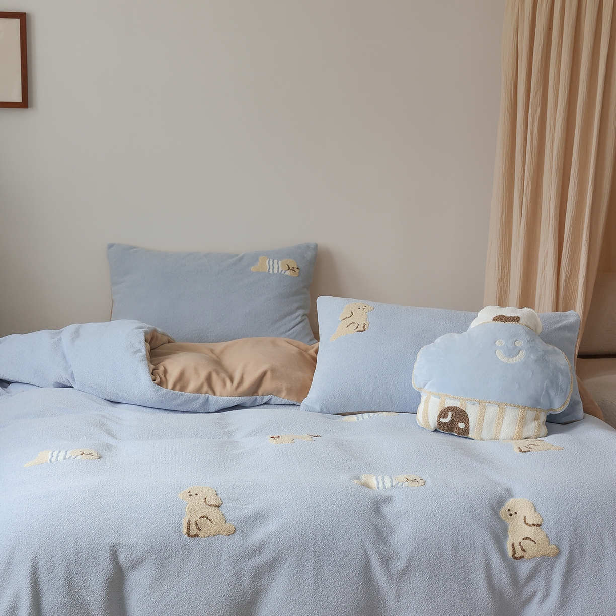 91家纺网 家纺一手货源 找家纺 安莱生活 2025新款暖呢绒毛巾绣四件套（萌趣家宠系）-风格2 海魂衫小狗-蓝咖