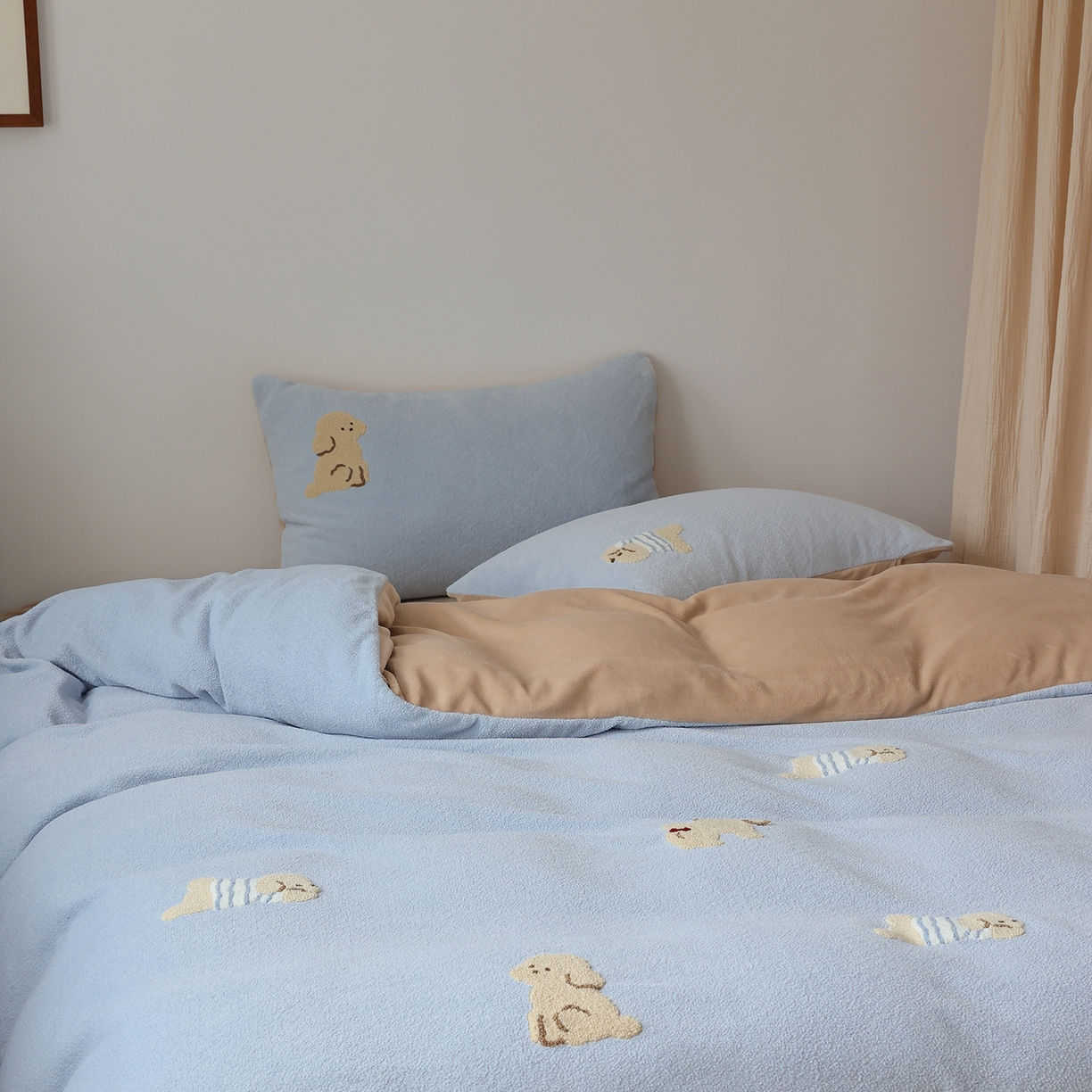 91家纺网 家纺一手货源 找家纺 安莱生活 2025新款暖呢绒毛巾绣四件套（萌趣家宠系）-风格2 海魂衫小狗-蓝咖