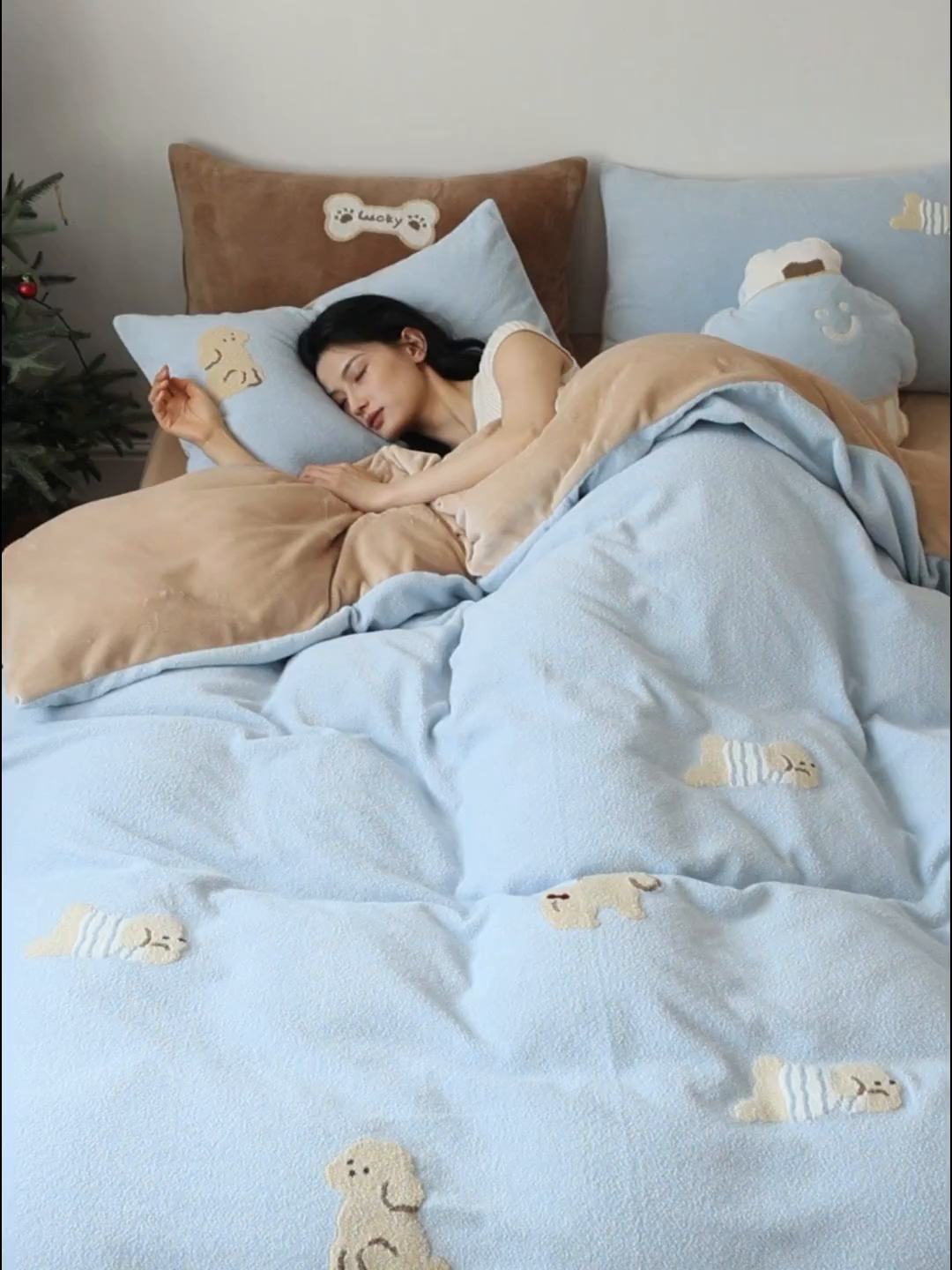 91家纺网 家纺一手货源 找家纺 安莱生活 2025新款暖呢绒毛巾绣四件套（萌趣家宠系）-风格2 海魂衫小狗-蓝咖