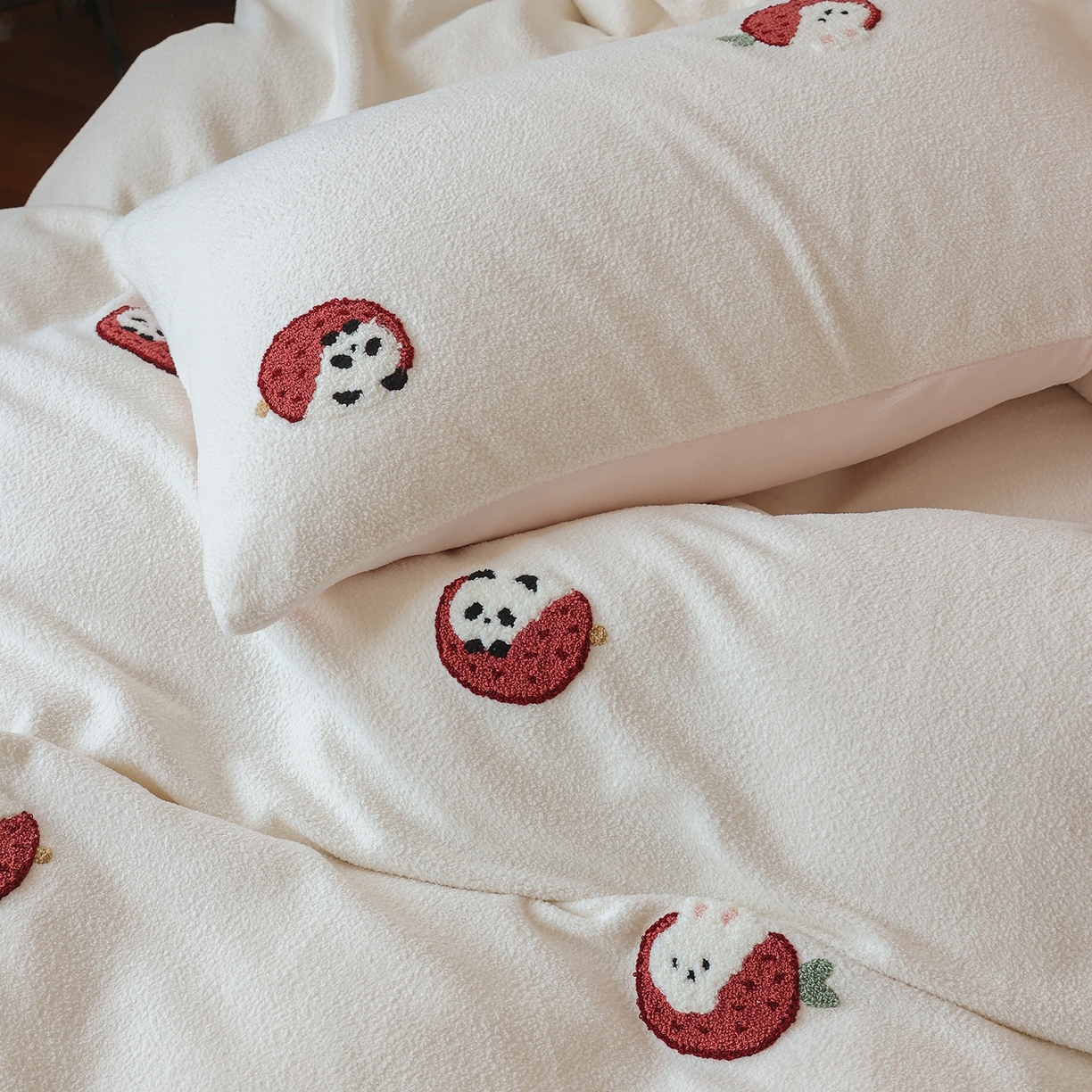 91家纺网 家纺一手货源 找家纺 安莱生活 2025新款暖呢绒毛巾绣四件套（萌趣家宠系）-风格2 荔枝熊猫-粉