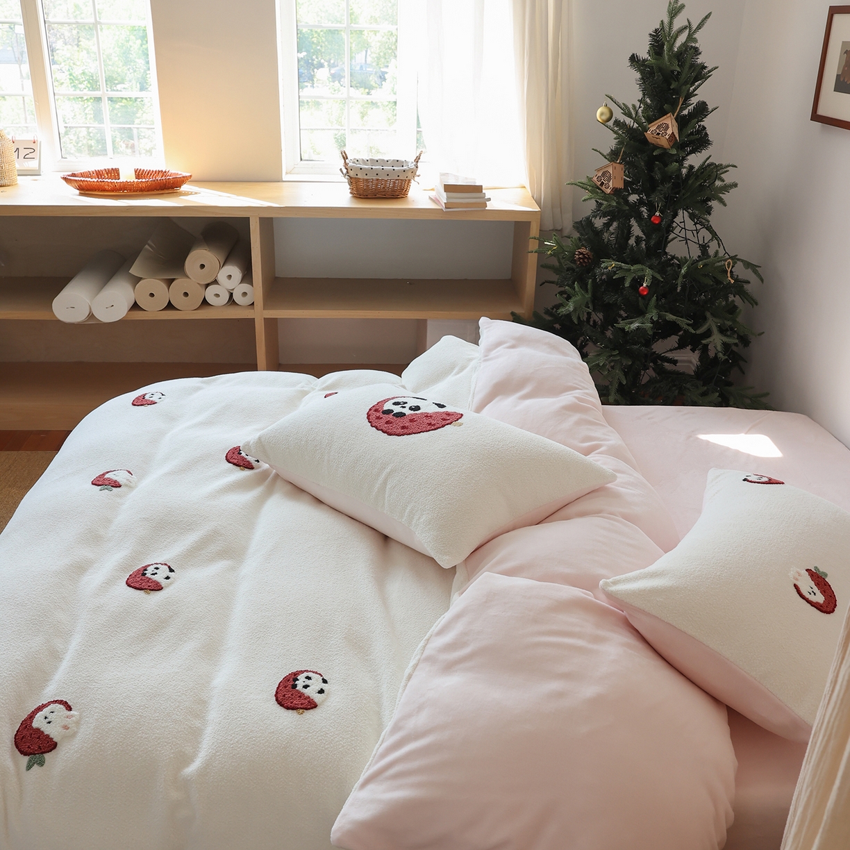 91家纺网 家纺一手货源 找家纺 安莱生活 2025新款暖呢绒毛巾绣四件套（萌趣家宠系）-风格2 荔枝熊猫-粉