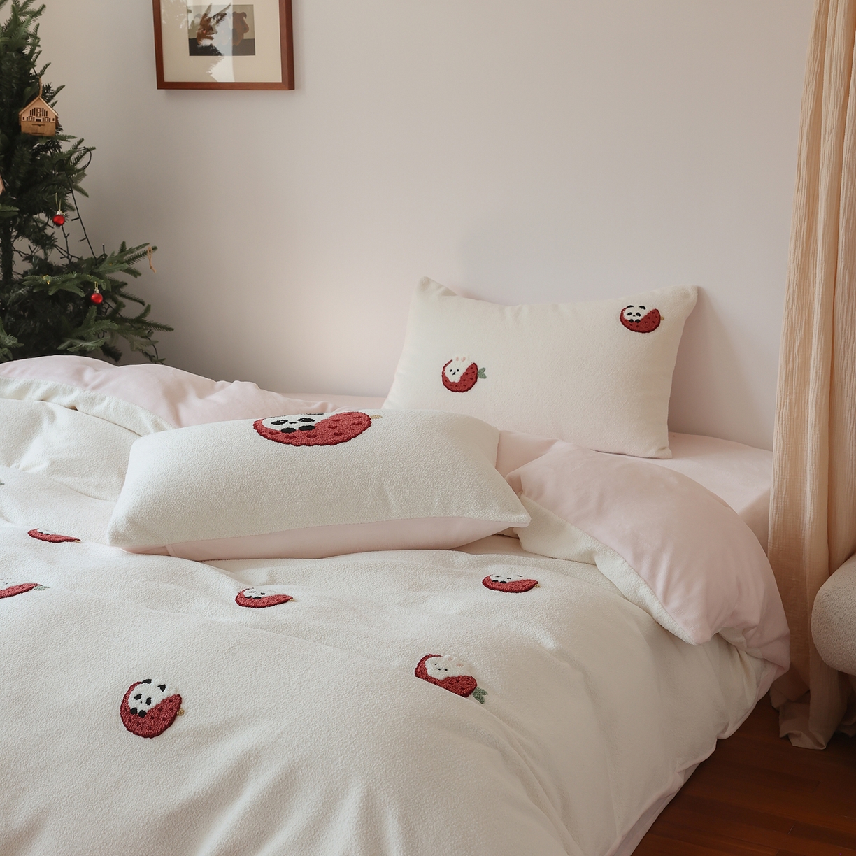 91家纺网 家纺一手货源 找家纺 安莱生活 2025新款暖呢绒毛巾绣四件套（萌趣家宠系）-风格2 荔枝熊猫-粉