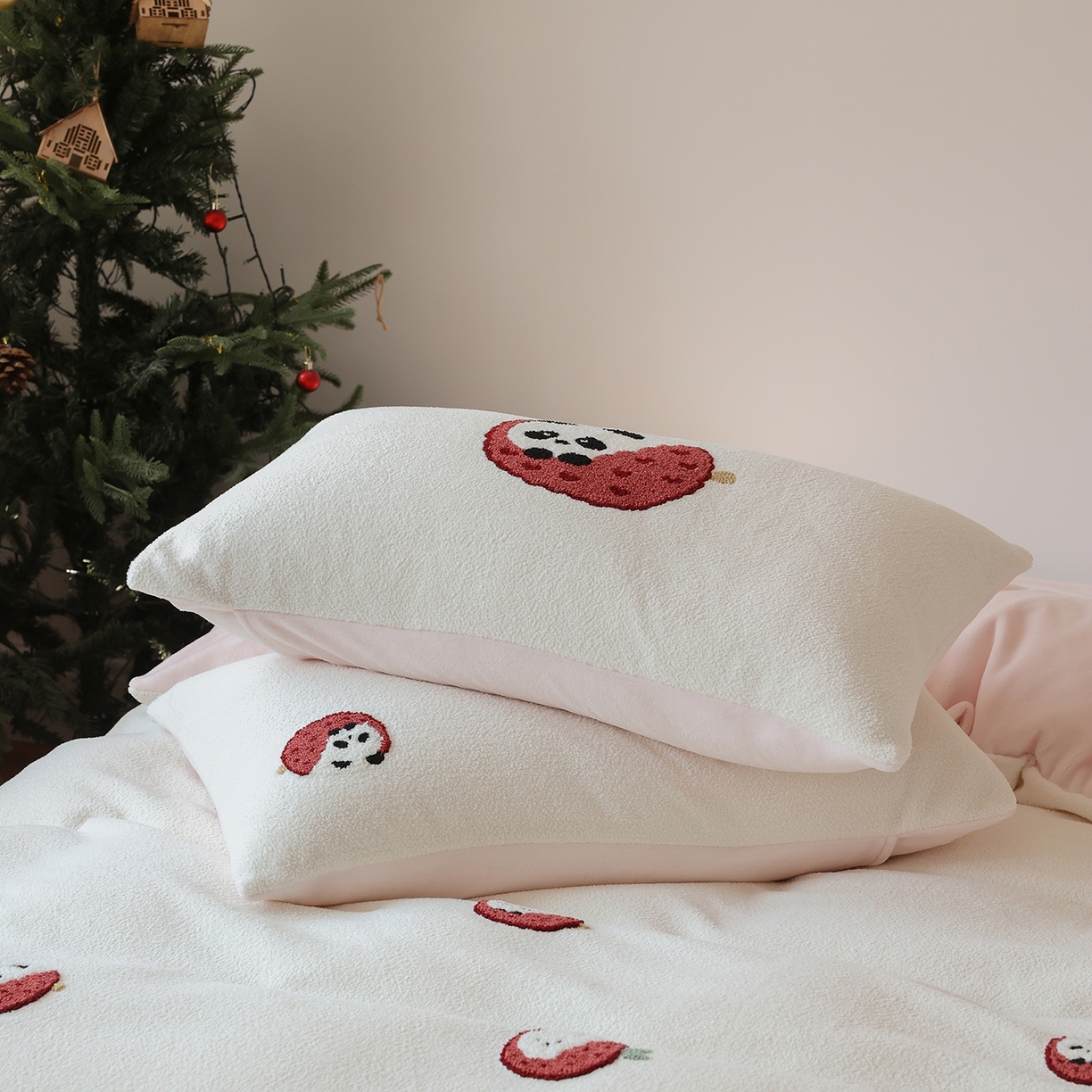 91家纺网 家纺一手货源 找家纺 安莱生活 2025新款暖呢绒毛巾绣四件套（萌趣家宠系）-风格2 荔枝熊猫-粉