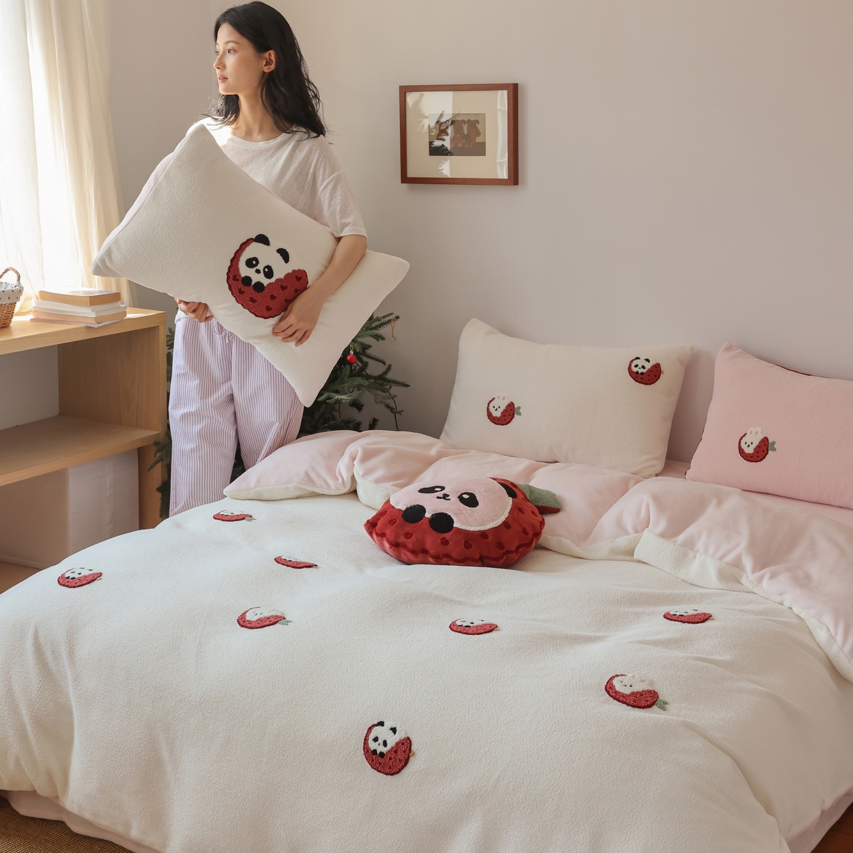 91家纺网 家纺一手货源 找家纺 安莱生活 2025新款暖呢绒毛巾绣四件套（萌趣家宠系）-风格2 荔枝熊猫-粉