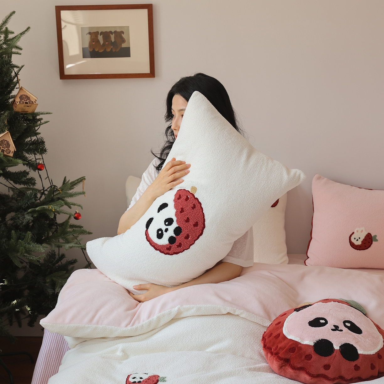 91家纺网 家纺一手货源 找家纺 安莱生活 2025新款暖呢绒毛巾绣四件套（萌趣家宠系）-风格2 荔枝熊猫-粉