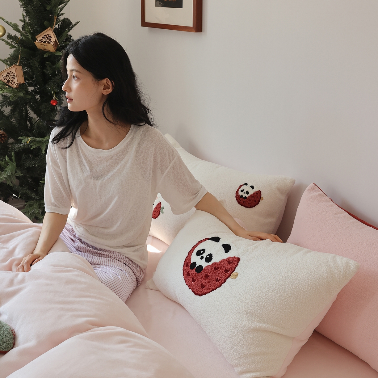 91家纺网 家纺一手货源 找家纺 安莱生活 2025新款暖呢绒毛巾绣四件套（萌趣家宠系）-风格2 荔枝熊猫-粉