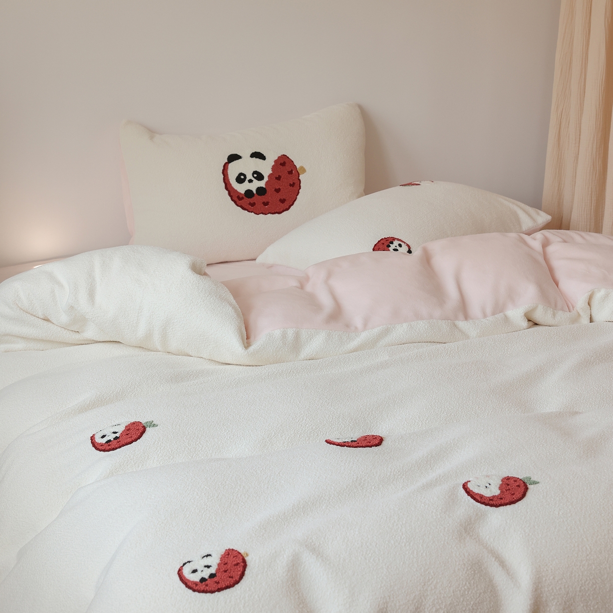 91家纺网 家纺一手货源 找家纺 安莱生活 2025新款暖呢绒毛巾绣四件套（萌趣家宠系）-风格2 荔枝熊猫-粉