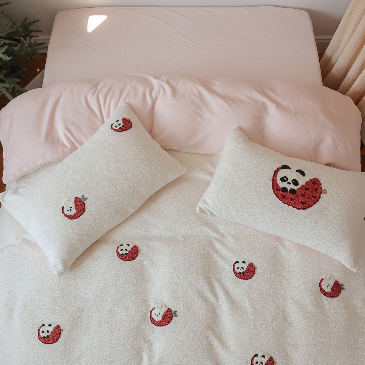 91家纺网 家纺一手货源 找家纺 安莱生活 2025新款暖呢绒毛巾绣四件套（萌趣家宠系）-风格2 荔枝熊猫-粉