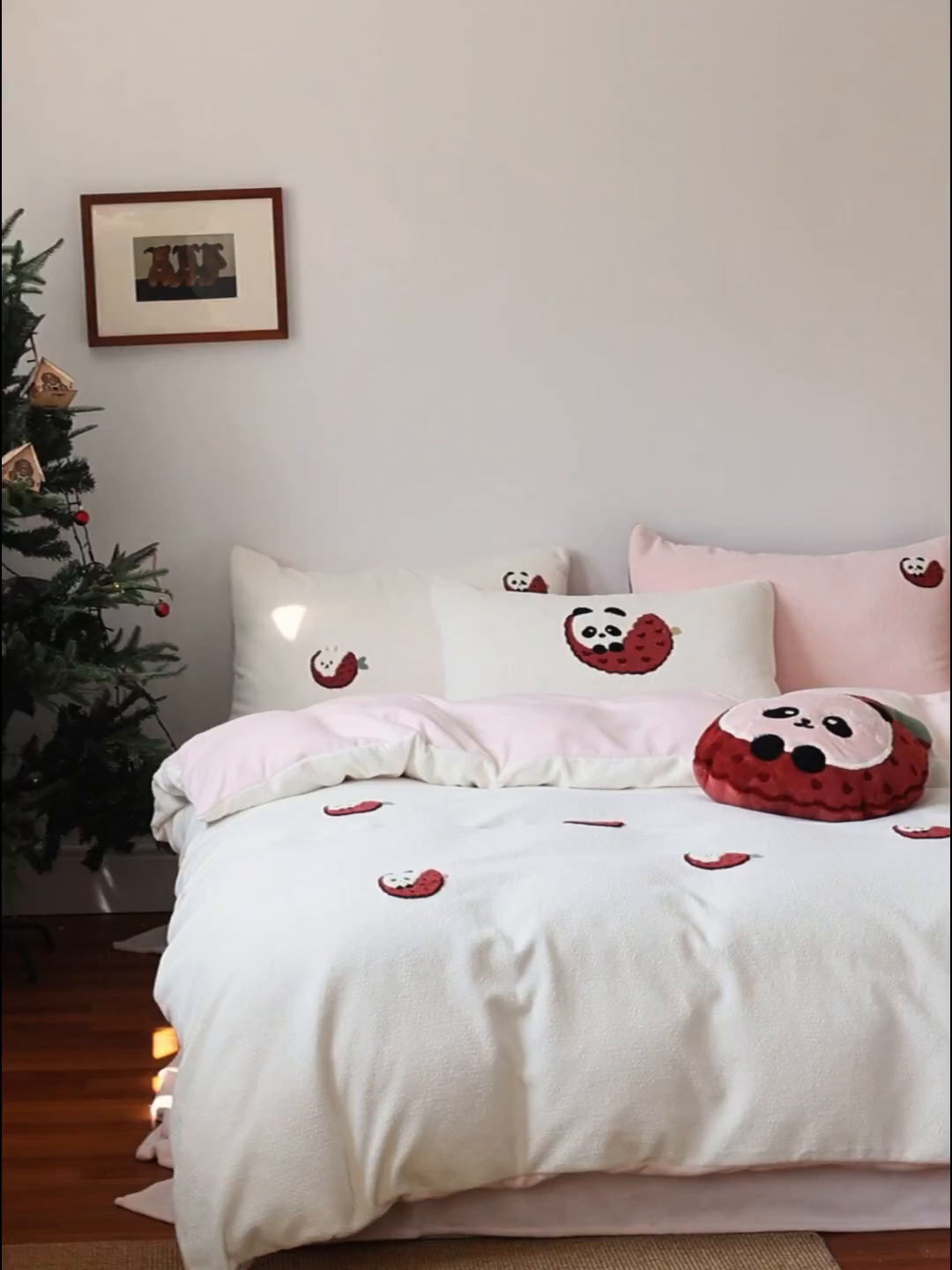 91家纺网 家纺一手货源 找家纺 安莱生活 2025新款暖呢绒毛巾绣四件套（萌趣家宠系）-风格2 荔枝熊猫-粉