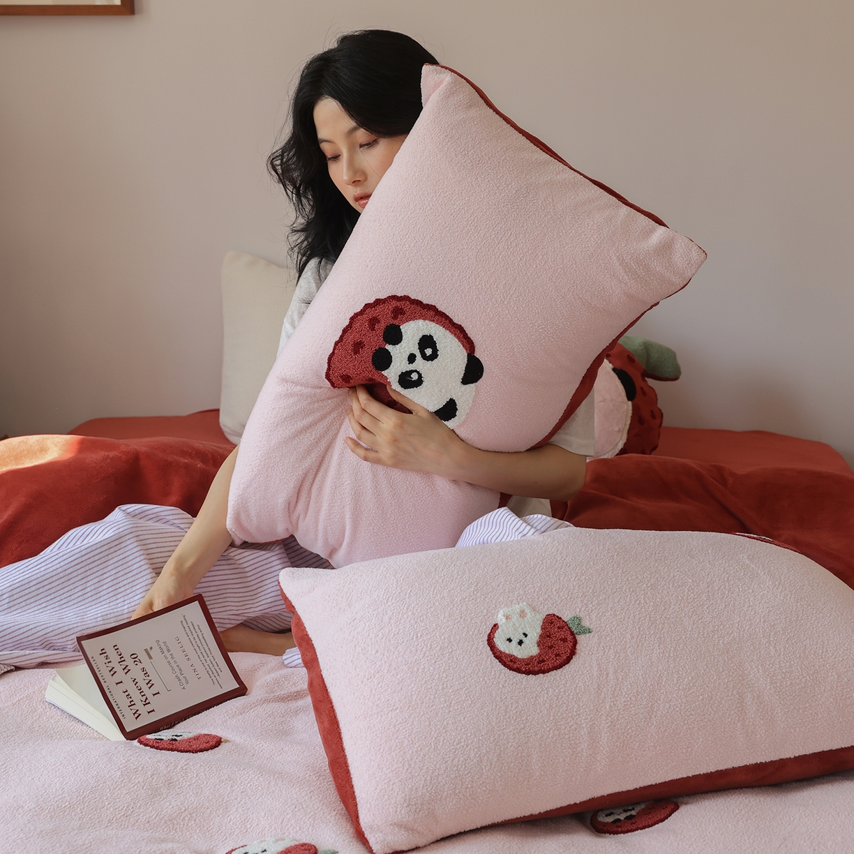 91家纺网 家纺一手货源 找家纺 安莱生活 2025新款暖呢绒毛巾绣四件套（萌趣家宠系）-风格2 荔枝熊猫-红