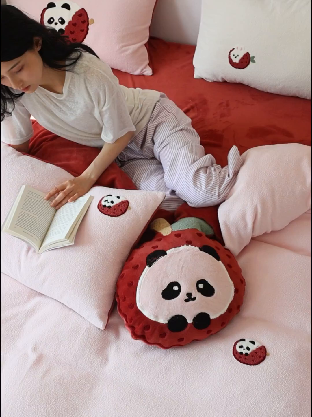 91家纺网 家纺一手货源 找家纺 安莱生活 2025新款暖呢绒毛巾绣四件套（萌趣家宠系）-风格2 荔枝熊猫-红