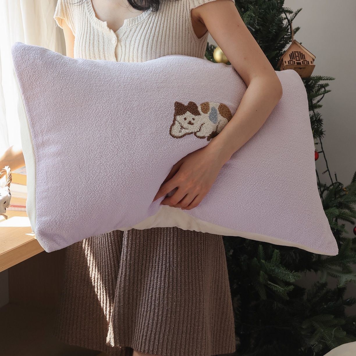 91家纺网 家纺一手货源 找家纺 安莱生活 2025新款暖呢绒毛巾绣四件套（萌趣家宠系）-风格2 躺平猫-淡紫
