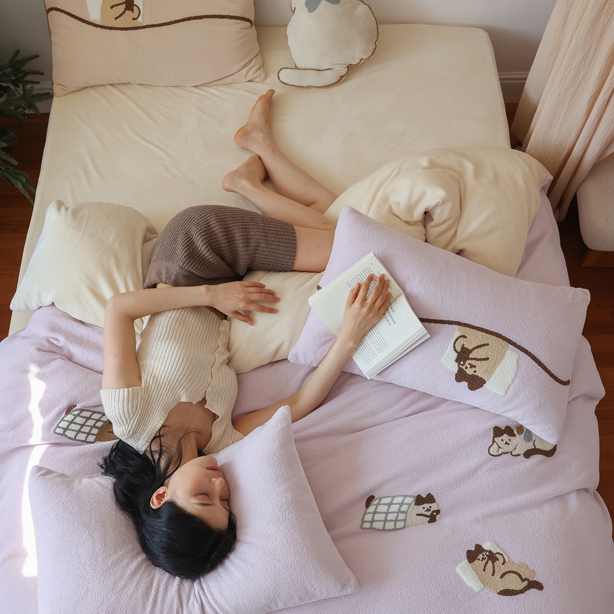 91家纺网 家纺一手货源 找家纺 安莱生活 2025新款暖呢绒毛巾绣四件套（萌趣家宠系）-风格2 躺平猫-淡紫