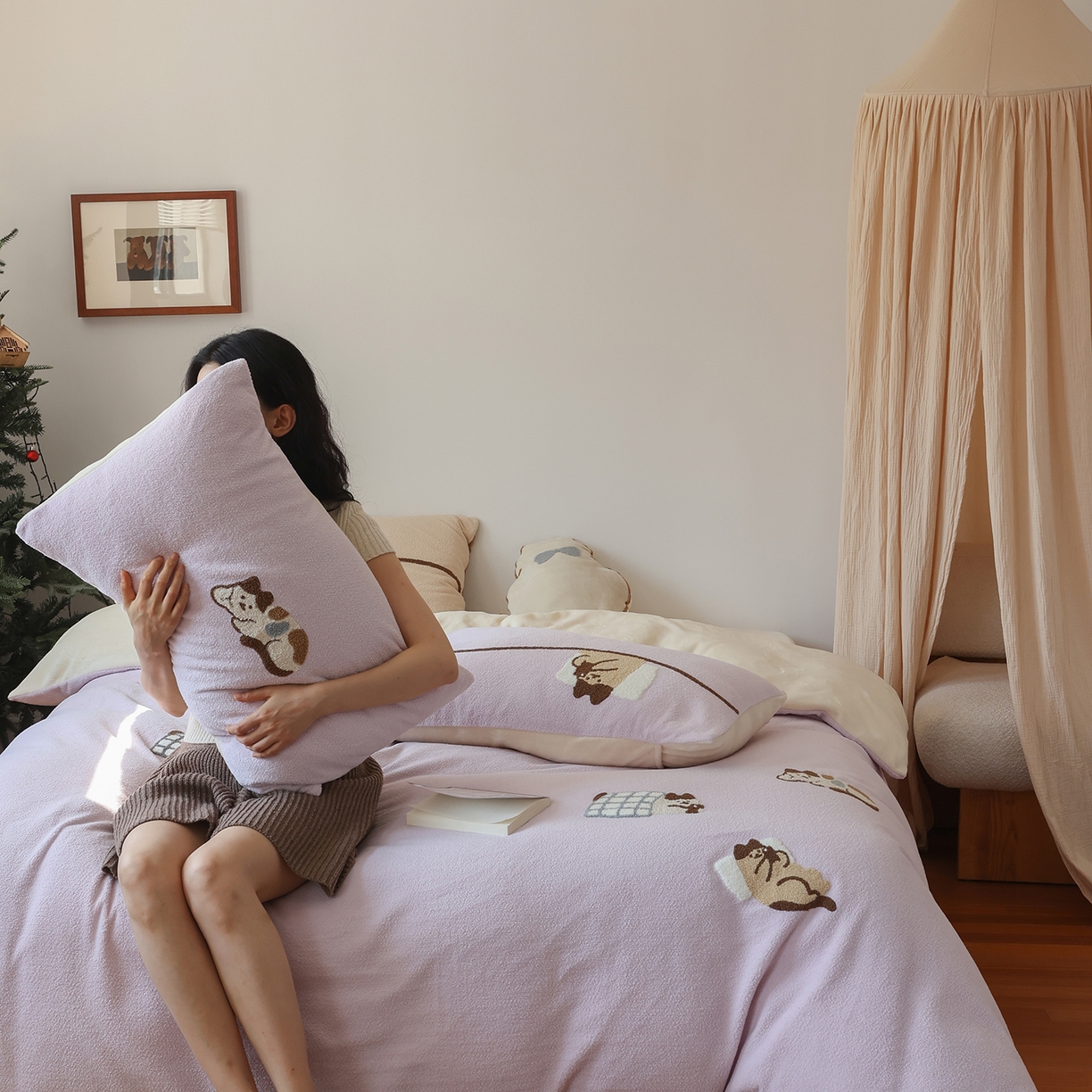 91家纺网 家纺一手货源 找家纺 安莱生活 2025新款暖呢绒毛巾绣四件套（萌趣家宠系）-风格2 躺平猫-淡紫