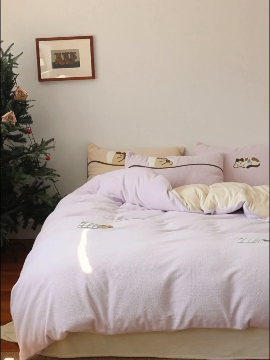 91家纺网 家纺一手货源 找家纺 安莱生活 2025新款暖呢绒毛巾绣四件套（萌趣家宠系）-风格2 躺平猫-淡紫