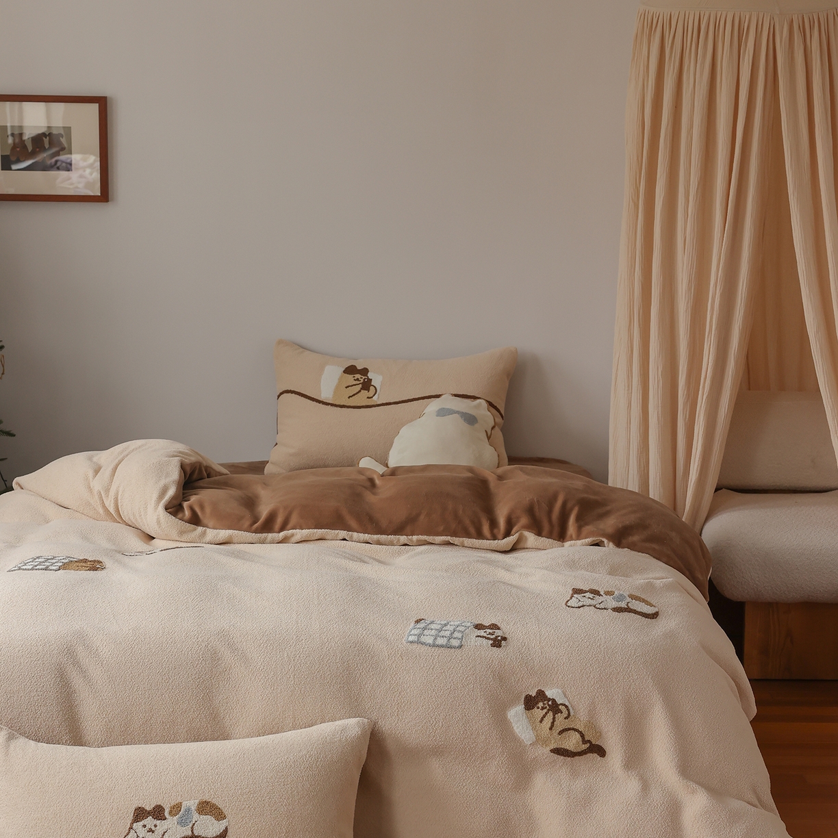 91家纺网 家纺一手货源 找家纺 安莱生活 2025新款暖呢绒毛巾绣四件套（萌趣家宠系）-风格2 躺平猫-奶茶