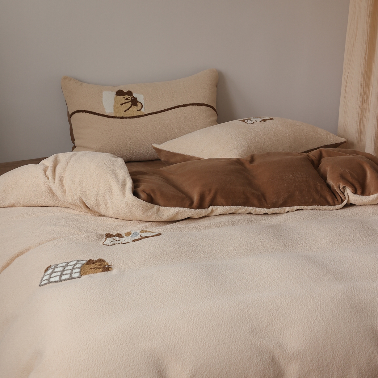 91家纺网 家纺一手货源 找家纺 安莱生活 2025新款暖呢绒毛巾绣四件套（萌趣家宠系）-风格2 躺平猫-奶茶