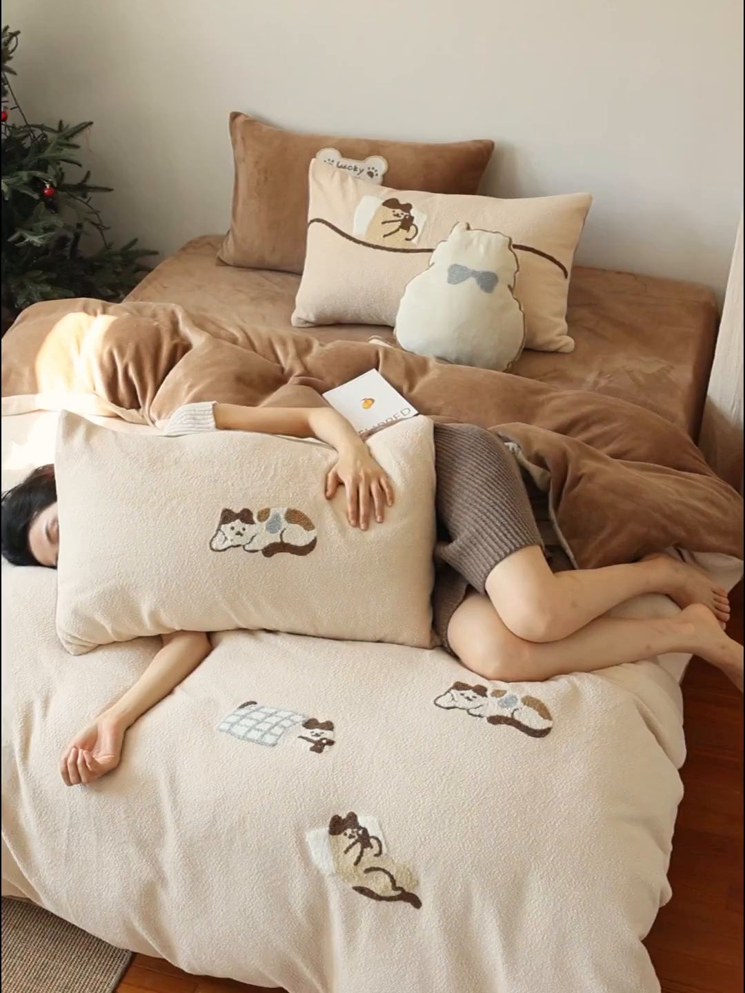 91家纺网 家纺一手货源 找家纺 安莱生活 2025新款暖呢绒毛巾绣四件套（萌趣家宠系）-风格2 躺平猫-奶茶