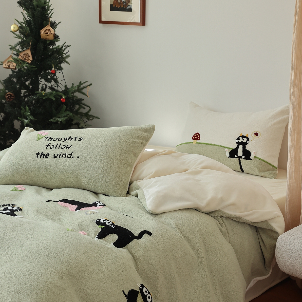 91家纺网 家纺一手货源 找家纺 安莱生活 2025新款暖呢绒毛巾绣四件套（萌趣家宠系）-风格2 炸毛小黑猫-灰绿