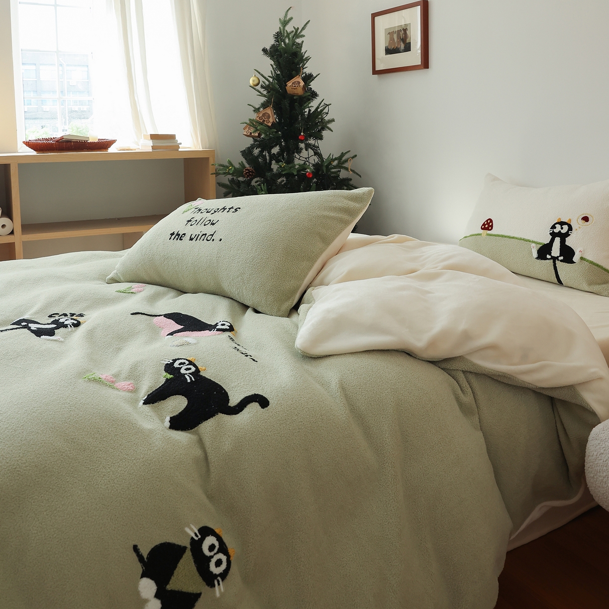 91家纺网 家纺一手货源 找家纺 安莱生活 2025新款暖呢绒毛巾绣四件套（萌趣家宠系）-风格2 炸毛小黑猫-灰绿