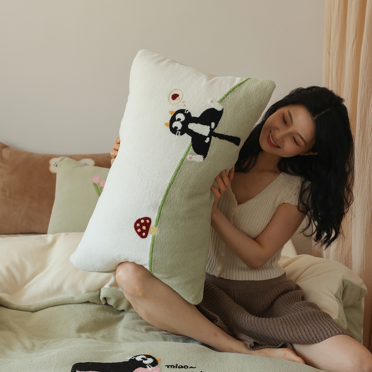 91家纺网 家纺一手货源 找家纺 安莱生活 2025新款暖呢绒毛巾绣四件套（萌趣家宠系）-风格2 炸毛小黑猫-灰绿