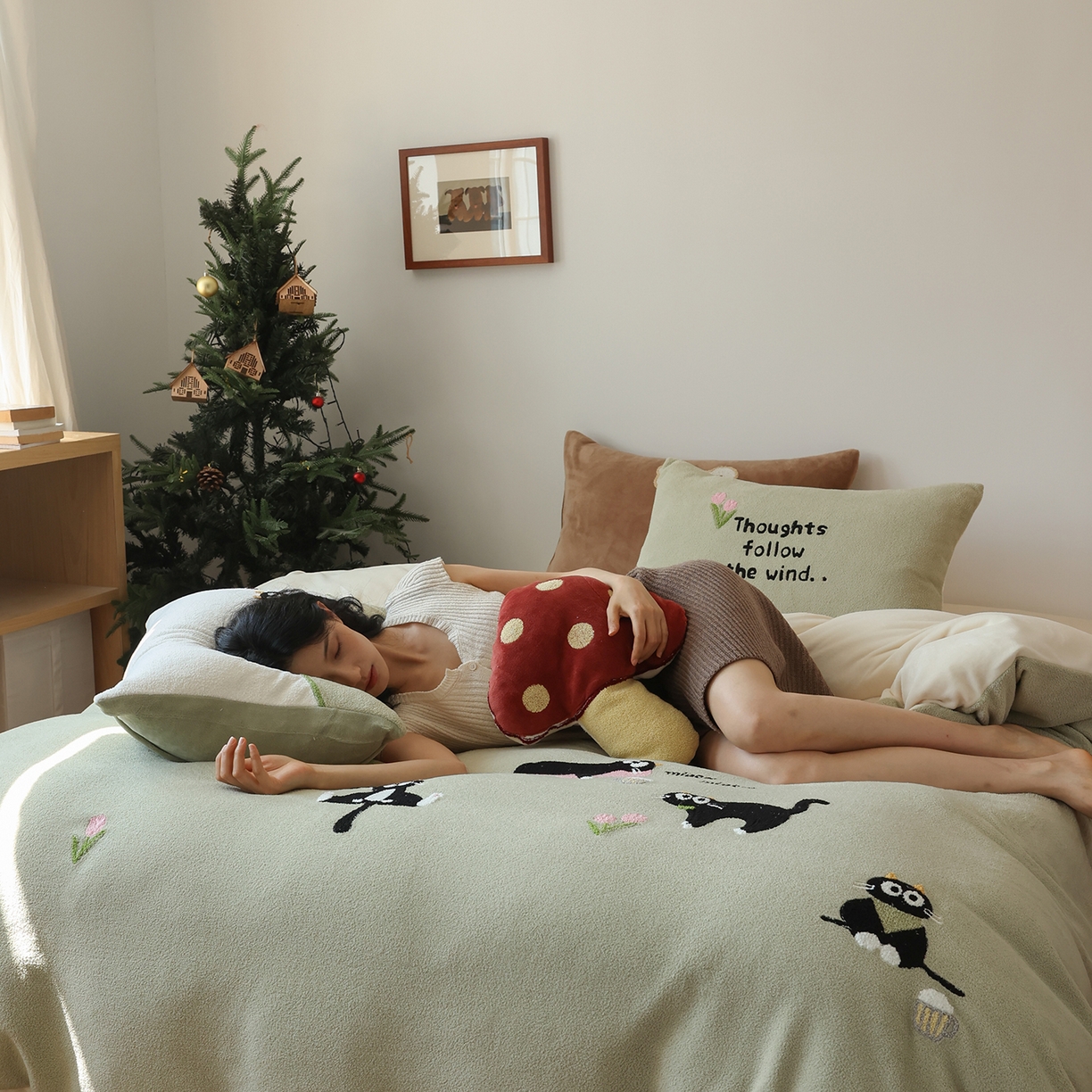 91家纺网 家纺一手货源 找家纺 安莱生活 2025新款暖呢绒毛巾绣四件套（萌趣家宠系）-风格2 炸毛小黑猫-灰绿