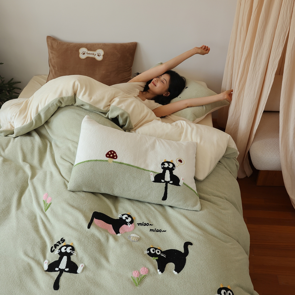 91家纺网 家纺一手货源 找家纺 安莱生活 2025新款暖呢绒毛巾绣四件套（萌趣家宠系）-风格2 炸毛小黑猫-灰绿
