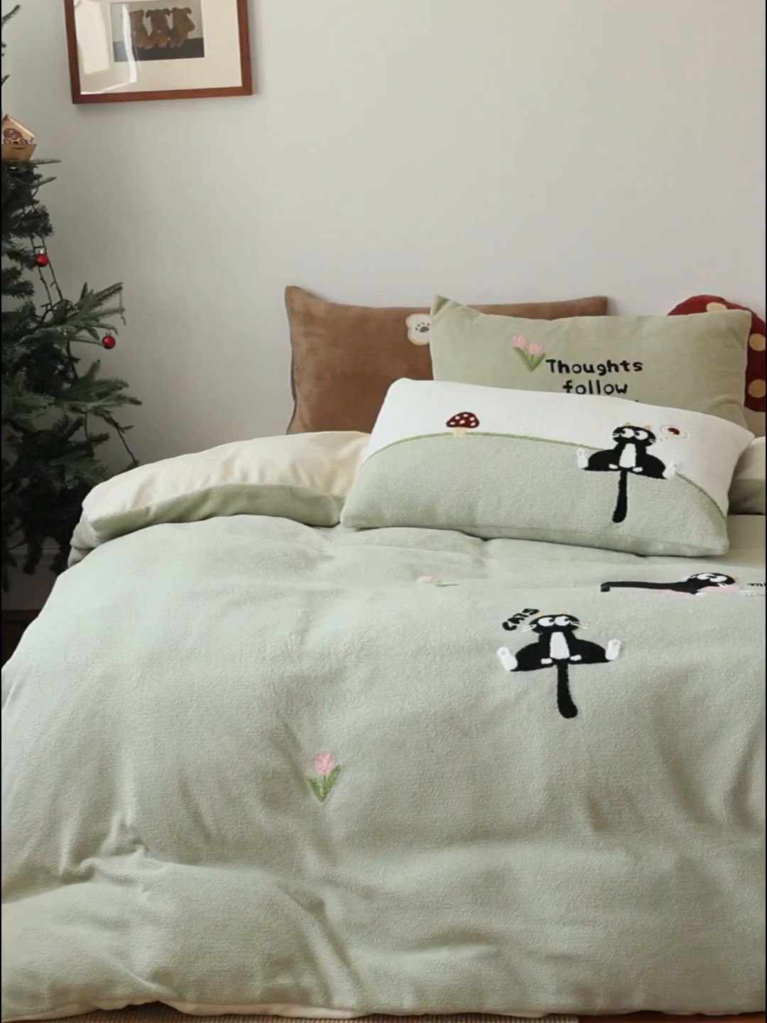 91家纺网 家纺一手货源 找家纺 安莱生活 2025新款暖呢绒毛巾绣四件套（萌趣家宠系）-风格2 炸毛小黑猫-灰绿