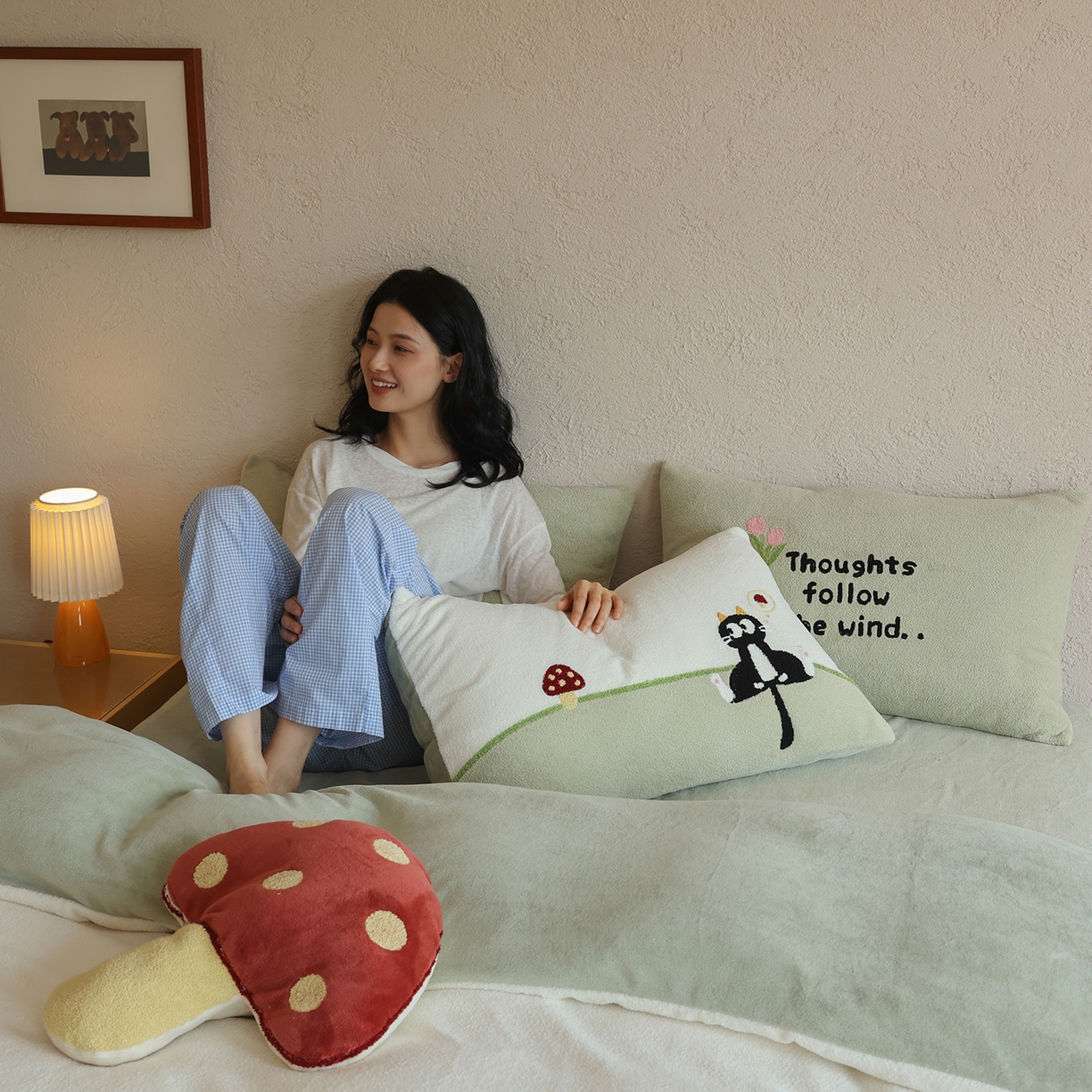 91家纺网 家纺一手货源 找家纺 安莱生活 2025新款暖呢绒毛巾绣四件套（萌趣家宠系）-风格2 炸毛小黑猫-奶白