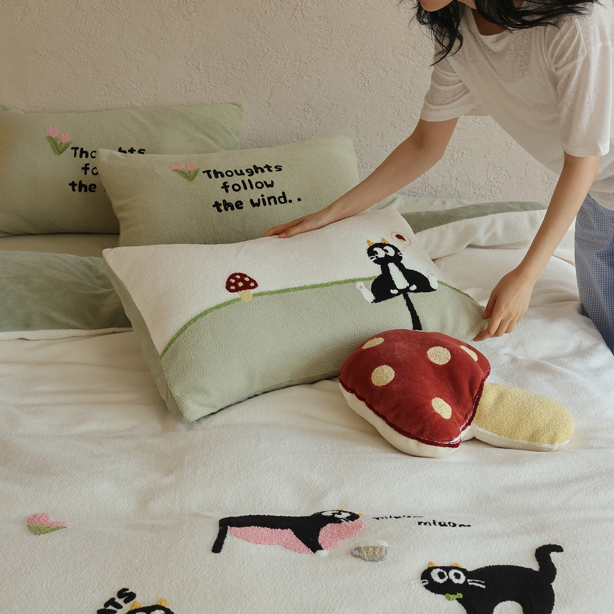 91家纺网 家纺一手货源 找家纺 安莱生活 2025新款暖呢绒毛巾绣四件套（萌趣家宠系）-风格2 炸毛小黑猫-奶白