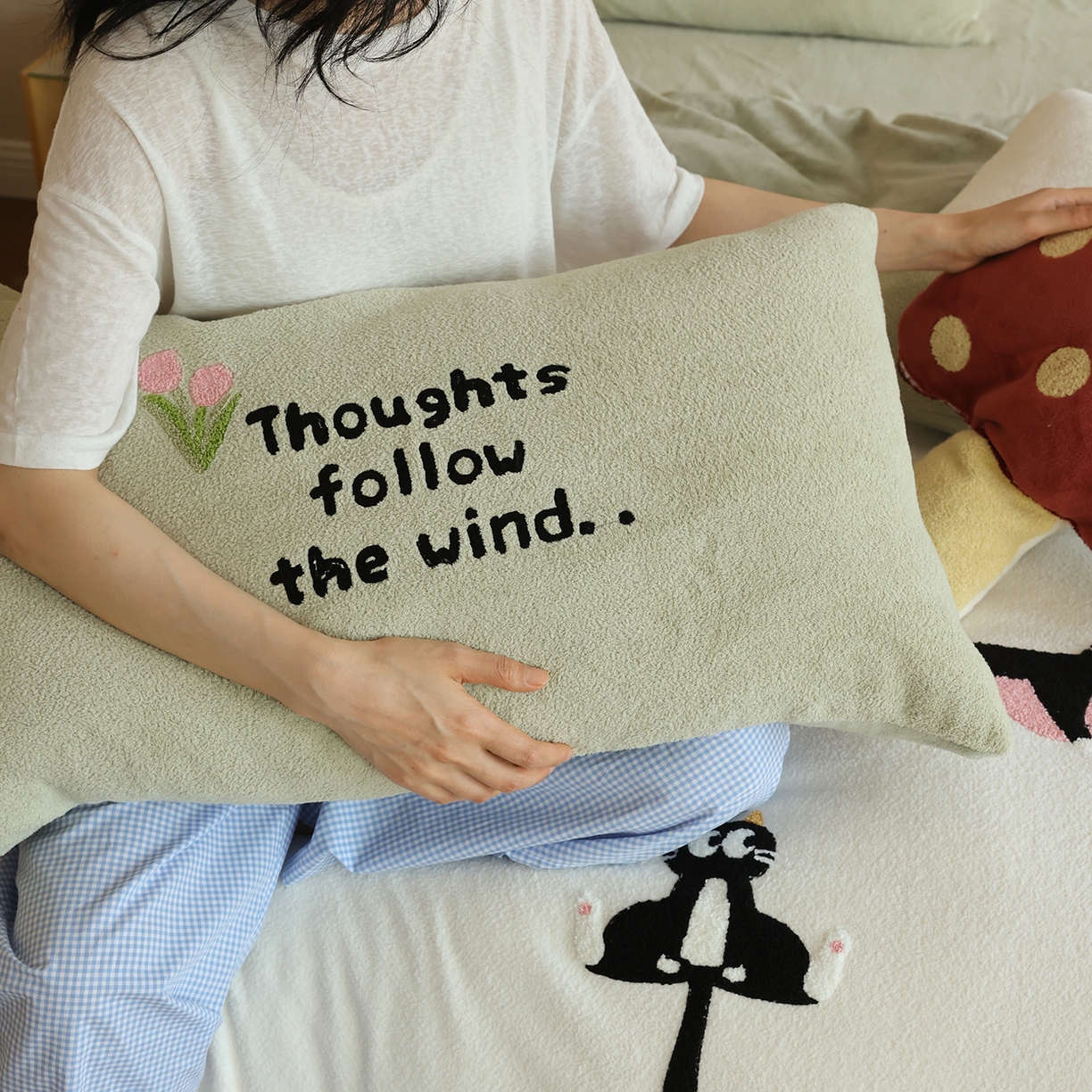 91家纺网 家纺一手货源 找家纺 安莱生活 2025新款暖呢绒毛巾绣四件套（萌趣家宠系）-风格2 炸毛小黑猫-奶白